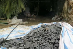 Quặng sau khi khai thác từ lòng đất được tập kết cạnh khu vực khai thác ở thôn Tân Tiến, xã Lương Thiện, huyện Sơn Dương. (Ảnh: Văn Tý/TTXVN)