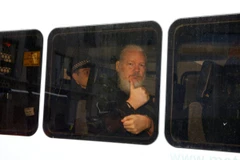 Nhà sáng lập WikiLeaks Julian Assange trong xe cảnh sát. (Nguồn: Reuters)