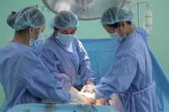 Các bác sỹ phẫu thuật mổ lấy thai cho bệnh nhân N.T.Đ ngày 30/6/2019. (Ảnh: TTXVN)