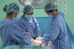 Các bác sỹ phẫu thuật mổ lấy thai cho bệnh nhân N.T.Đ ngày 30/6/2019. (Ảnh: TTXVN)