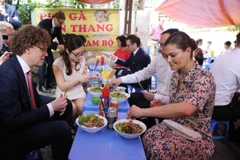Công chúa kế vị Thụy Điển Victoria Ingrid Alice Desiree (phải) thưởng thức món Bún bò Nam Bộ tại ngõ 35 phố Kim Mã Thượng, phường Cống Vị, quận Ba Đình, Hà Nội. (Ảnh: Lâm Khánh/TTXVN)