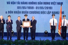Thủ tướng Nguyễn Xuân Phúc trao Huân chương Độc lập hạng Nhì của Chủ tịch nước cho lãnh đạo Đoàn bay 919 (Tổng công ty Hàng không Việt Nam - Vietnam Arlines). (Ảnh: Thống Nhất/TTXVN)