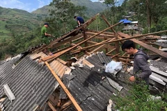 Sau trận mưa đá, gió lốc, nhà của nhiều hộ dân tan hoang. (Ảnh: TTXVN)