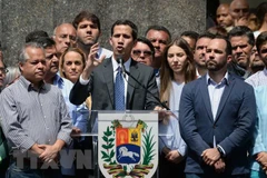 Thủ lĩnh phe đối lập Juan Guaido (giữa, phía trước), người tự phong là “Tổng thống lâm thời” phát biểu trong cuộc biểu tình của đám đông ủng hộ lực lượng đối lập tại Chacao, phía Đông thủ đô Caracas ngày 25/1/2019. (Ảnh: AFP/TTXVN)