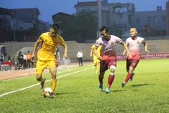 Một pha tranh chấp bóng của cầu thủ hai đội. (Ảnh: Duy Hưng/TTXVN)