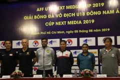 Huấn luyện viên các đội bảng B gồm các đội Việt Nam, Campuchia, Australia, Thái Lan, Singapore, Malaysia chia sẻ thông tin về công tác tập luyện chuẩn bị cho giải đấu. (Ảnh: Xuân Dự/TTXVN)