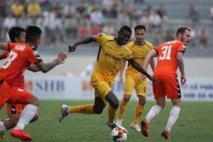 Hạ Đà Nẵng 2-0 ngay trên sân khách, SLNA leo lên nhì bảng