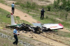 Một phần xác máy bay rơi, có dấu hiệu bị cháy. (Ảnh: TTXVN)