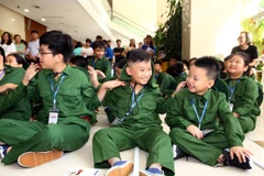 Các 'phóng viên chiến trường nhí' tại lễ khai giảng Học kỳ quân đội 2019. (Ảnh: Danh Lam/TTXVN)