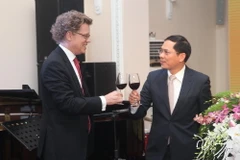 Thứ trưởng Thường trực Bộ Ngoại giao Bùi Thanh Sơn và Đại sứ Thụy Điển tại Việt Nam Pereric Högberg nâng cốc chúc mừng. (Ảnh: Lâm Khánh/TTXVN)