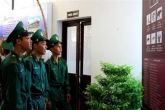 Các đại biểu tham quan triển lãm. (Ảnh: Tường Vi/TTXVN)