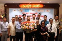 Đại sứ Nguyễn Minh Vũ chụp ảnh lưu niệm với đại diện các doanh nghiệp, báo chí cộng đồng người Việt tại Đức. (Ảnh: Thanh Bình/TTXVN)