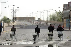 Cảnh sát chống bạo động Iraq gác tại cầu Jumhuriyah, nối giữa quảng trường Tahrir với Vùng Xanh ở thủ đô Baghdad. (Ảnh: AFP/TTXVN)