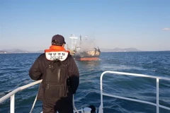 Cảnh sát biển tìm kiếm thuyền viên mất tích trong vụ cháy tàu cá ngoài khơi bờ biển phía tây nam Hàn Quốc ngày 17/1/2019. (Ảnh: THX/TTXVN)