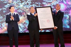 Phó Thủ tướng Trịnh Đình Dũng trao Quyết định của Thủ tướng Chính phủ công nhận thành phố Bến Tre là đô thị loại II trực thuộc tỉnh Bến Tre. (Ảnh: Trọng Đức/TTXVN)