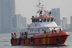 Tàu SAR 274 đưa nạn nhân bị nạn về bờ tại Đà Nẵng. (Ảnh: TTXVN)