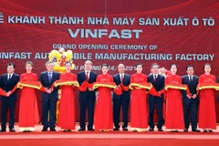 Thủ tướng Nguyễn Xuân Phúc và các đại biểu cắt băng khánh thành. (Ảnh: Thống Nhất/TTXVN)