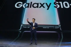 Tổng Giám đốc Samsung Vina Suh Kyung Wook giới thiệu phiên bản Galaxy S10 tại thị trường Việt Nam. (Ảnh: Tiến Lực/TTXVN)