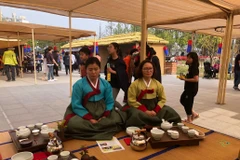 Trình diễn nghệ thuật pha trà của Hàn Quốc. (Ảnh: Mạnh Hùng/Vietnam+)