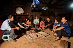 Chính quyền xã Lóng Sập, huyện Mộc Châu tuyên truyền về chính sách pháp luật Việt Nam cho các công dân Lào mới được nhập quốc tịch. (Ảnh: Hữu Quyết/TTXVN)