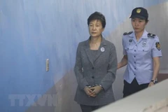 Tổng thống bị phế truất của Hàn Quốc Park Geun-hye (trái) tới tòa án ở thủ đô Seoul ngày 25/8/2017. (Nguồn: AFP/TTXVN)