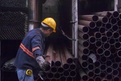 Công nhân làm việc tại nhà máy phân phối thép ở Monterrey, Bắc Mexico. (Ảnh: AFP/TTXVN)