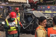 Cảnh sát và lực lượng cứu hộ có mặt tại hiện trường vụ nổ. (Nguồn: Geo.tv)