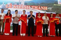 Phó Thủ tướng Vương Đình Huệ và các đại biểu cắt băng khánh thành Nhà máy gỗ MDF Thanh Thành Đạt. (Ảnh: Hoàng Ngà/TTXVN)