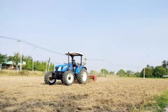 Thực hiện san phẳng mặt ruộng bằng thiết bị tia laser ở huyện Ninh Phước. (Ảnh: Công Thử/TTXVN)
