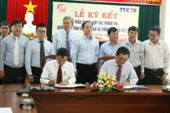 Ông Nguyễn Đức Lợi, Ủy viên Trung ương Đảng, Tổng Giám đốc TTXVN (bên trái) và ông Lưu Xuân Vĩnh, Chủ tịch Ủy ban Nhân dân tỉnh Ninh Thuận ký kết Thỏa thuận hợp tác thông tin. (Ảnh: Nguyễn Thành/TTXVN)