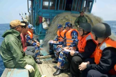 Lực lượng Cảnh sát biển Việt Nam và Trung Quốc kiểm tra tàu cá TH 92016 TS của ngư dân Việt Nam trên Vịnh Bắc Bộ. (Ảnh: An Đăng/TTXVN)