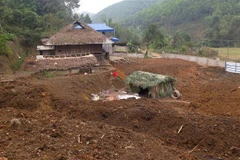 Cả khu đồi bị đào bới tan hoang để khai thác khoáng sản trái phép tại thôn Tân Tiến, xã Lương Thiện, huyện Sơn Dương, tỉnh Tuyên Quang. (Ảnh: Văn Tý/TTXVN)