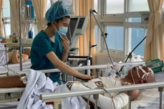 Bệnh nhân Trương Thanh Hòa đang được điều trị tại Bệnh viện đa khoa khu vực Long Khánh. (Ảnh: Lê Xuân/TTXVN)