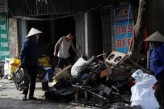 Một hộ dân sống giáp ranh với Công ty Rạng Đông. (Ảnh: Huy Hùng/TTXVN)
