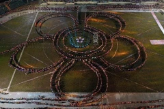 Màn trình diễn nghệ thuật Xòe Thái với sự tham gia của 5.000 nghệ nhân và diễn viên quần chúng. (Ảnh: Tuấn Anh/TTXVN)