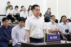 Bị cáo Phan Văn Anh Vũ khai báo trước tòa. (Ảnh: Văn Điệp/TTXVN)