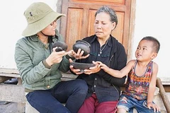 Đưa đồ gốm của người Ba Na ở Kon Tum thành sản phẩm du lịch
