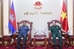 Thượng tướng Phạm Ngọc Minh, Phó Tổng Tham mưu trưởng QĐND Việt Nam tiếp Đại tướng On Sok-khon, Phó Tư lệnh Hiến binh Quân đội Hoàng gia Campuchia. (Ảnh: Hồng Pha/TTXVN)