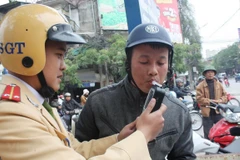 Cảnh sát giao thông tiến hành đo nồng độ cồn người điều khiển phương tiện xe cơ giới. (Ảnh: Việt Hùng/Vietnam+)