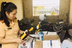 Tang vật một vụ vận chuyển rượu không có giấy tờ hợp lệ. (Nguồn: TTXVN)