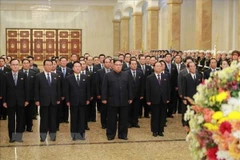 Nhà lãnh đạo Kim Jong-un (thứ 4, trái, phía trước) và các quan chức cấp cao Triều Tiên trong một lần viếng Cung Thái dương Kumsusan. (Nguồn Yonhap/TTXVN)