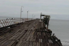 Cây cầu bị phá hỏng sau trận động đất mạnh 6,1 độ tại Puerto Armulles, Panama ngày 12/5/2019. (Ảnh: AP/TTXVN)