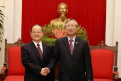 Ông Trần Quốc Vượng, Ủy viên Bộ Chính trị, Thường trực Ban Bí thư, tiếp ông Lộc Tâm Xã, Bí thư Đảng ủy, Chủ nhiệm Ủy ban Thường vụ Đại hội đại biểu nhân dân Khu tự trị dân tộc Choang Quảng Tây, Trung Quốc. (Ảnh: Phương Hoa/TTXVN)