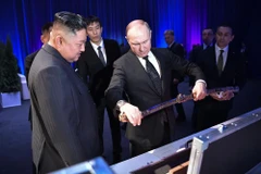 Nhà lãnh đạo Triều Tiên Kim Jong-un (trái) tặng Tổng thống Nga Vladimir Putin (giữa) món quà lưu niệm sau cuộc hội đàm thượng đỉnh tại Vladivostok (Nga) ngày 25/4/2019. (Ảnh: AFP/TTXVN)