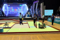 Đội LH-WAO của Đại học Lạc Hồng điều khiển robot bằng tay (robot đưa tin 1) vượt các chướng ngại vật. (Ảnh: Mạnh Tú/TTXVN)