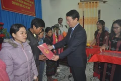 Trao quốc tịch Việt Nam cho 9 công dân Lào tại huyện A Lưới