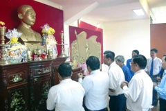 Cán bộ, chiến sỹ và nhân dân tỉnh Phú Yên dâng hương tưởng nhớ Tổng Bí thư Trần Phú. (Ảnh: Xuân Triệu/TTXVN)