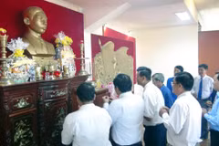 Cán bộ, chiến sỹ và nhân dân tỉnh Phú Yên dâng hương tưởng nhớ Tổng Bí thư Trần Phú. (Ảnh: Xuân Triệu/TTXVN)