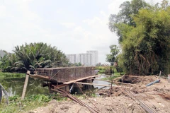 Cầu Rạch Lùng, đoạn từ đường Phạm Văn Đồng đến nút giao thông Gò Dưa - Quốc lộ 1 vẫn còn dang dở. (Ảnh: Tiến Lực/TTXVN)