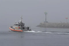 Lực lượng bảo vệ bờ biển được triển khai cứu hộ tàu lặn bị cháy và chìm gần đảo Santa Cruz, ngoài khơi bờ biển thành phố Santa Barbara, bang California (Mỹ) ngày 2/9. (Ảnh: THX/TTXVN)